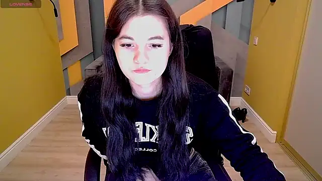 Snapshot of ElinaMils chatting on March 17, 2025, 12:35 pm ElinaMils online show from March 17, 2025, 12:35 pm