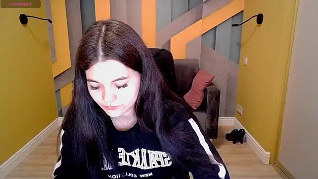 Snapshot of ElinaMils chatting on March 13, 2025, 12:35 pm ElinaMils online show from March 13, 2025, 12:35 pm