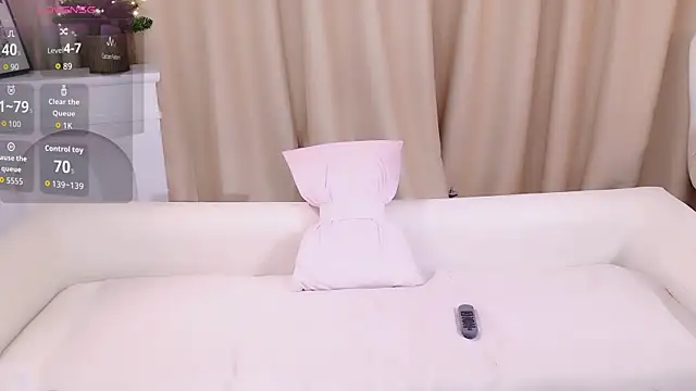 honey113 online show from December 14, 2025, 1:06 pm