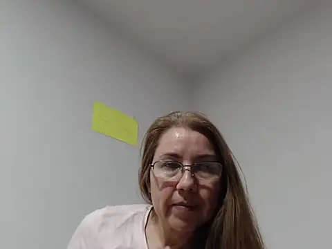 GiaLuvv11 online show from May 4, 2026, 3:32 am