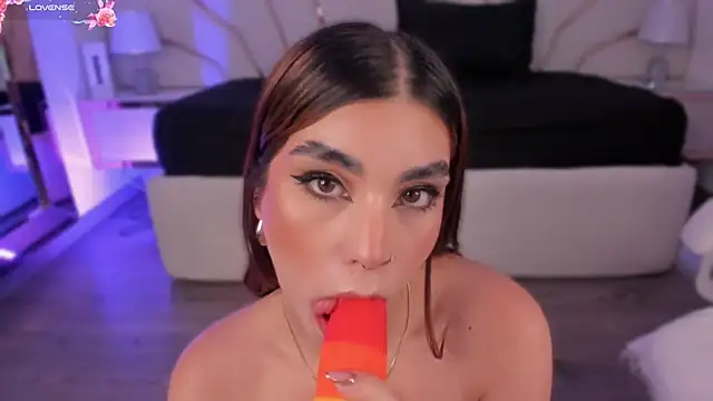 Snapshot of Violeta-Marquez chatting on March 13, 2025, 3:06 pm Violeta-Marquez online show from March 13, 2025, 3:06 pm