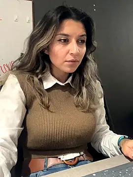 Isabella Varella online show from November 24, 2025, 5:13 pm