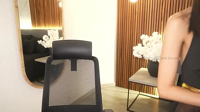 ZaraLuuv online show from October 31, 2025, 5:09 pm