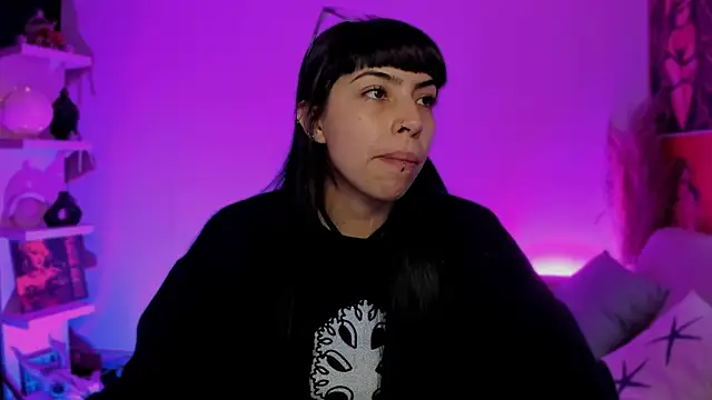 Snapshot of Saraa_Desiree chatting on October 16, 2025, 10:40 pm Saraa Desiree online show from October 16, 2025, 10:40 pm