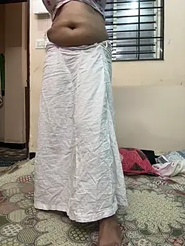 divya arora22 online show from October 9, 2025, 9:04 pm
