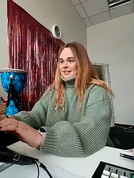 Juicy PeachLux online show from November 9, 2025, 9:13 am