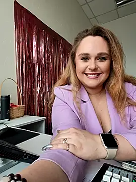 Juicy PeachLux online show from October 29, 2025, 5:50 am