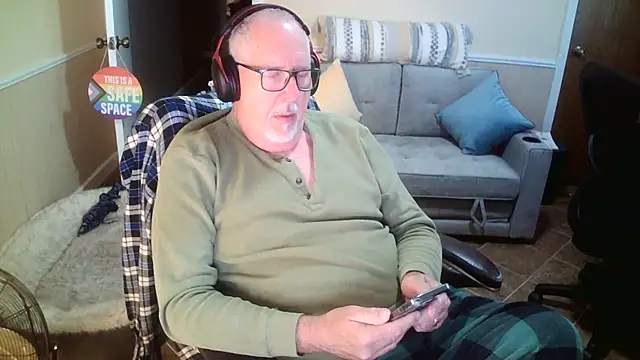 superbearboss online show from April 7, 2026, 4:53 pm