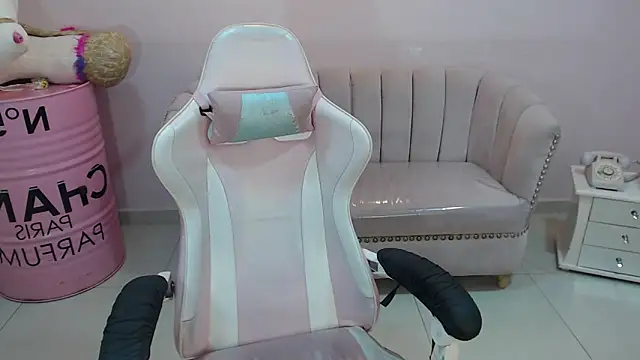 Elody a  online show from March 21, 2025, 3:33 am