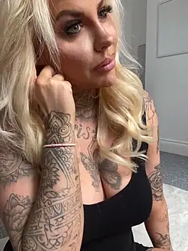 Chloe-Savage online show from September 26, 2025, 1:07 pm