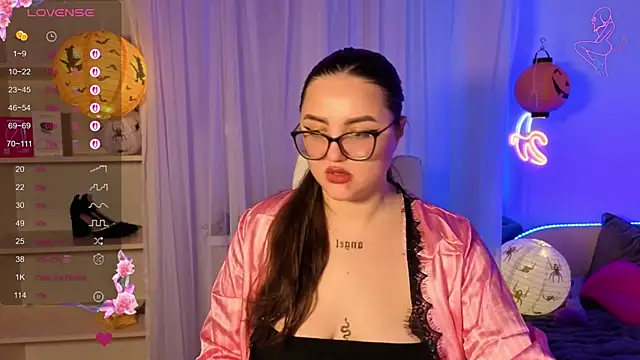 MiraLuccian online show from October 19, 2025, 6:43 pm