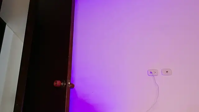 isahilton1 online show from September 8, 2025, 8:52 pm