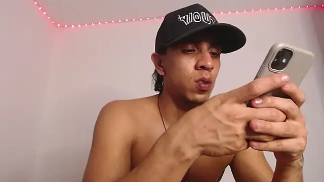 Snapshot of Monkey_uchiha777 chatting on February 6, 2026, 2:40 am Monkey uchiha777 online show from February 6, 2026, 2:40 am