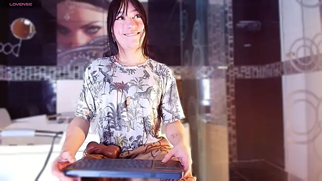 Small Hot19 online show from December 2, 2025, 10:17 am