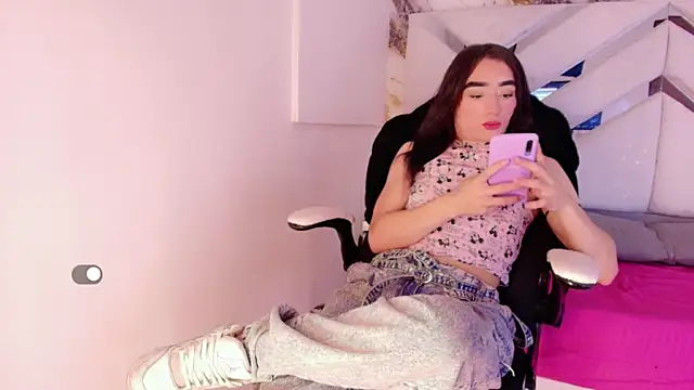 Small Hot19 online show from April 15, 2026, 9:04 am