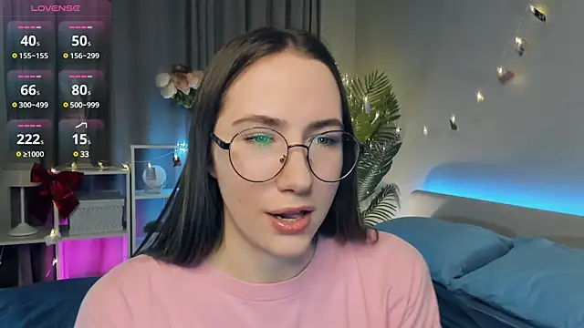 Kira mindnes online show from March 12, 2025, 7:47 pm