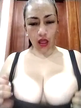 Snapshot of Carlasm- chatting on November 5, 2025, 10:46 pm Carlasm- online show from November 5, 2025, 10:46 pm