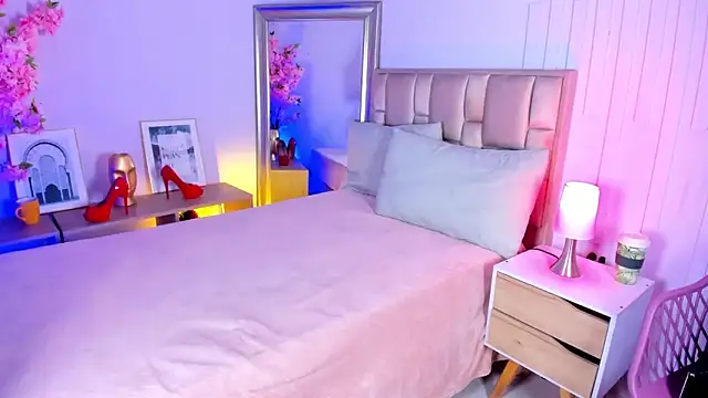 naia xo online show from December 19, 2025, 6:21 pm