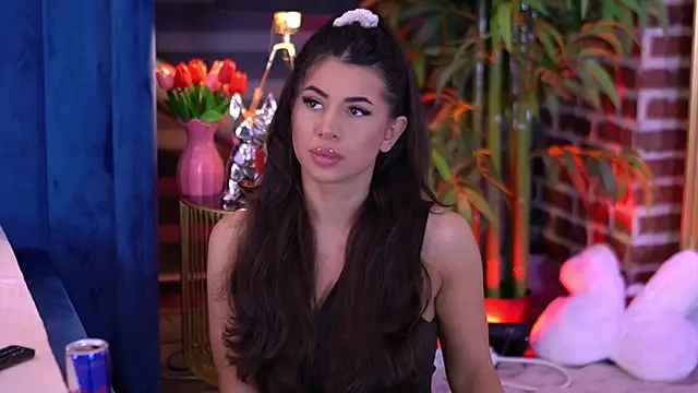 Snapshot of TanyaVonDe chatting on February 15, 2026, 7:02 pm TanyaVonDe online show from February 15, 2026, 7:02 pm