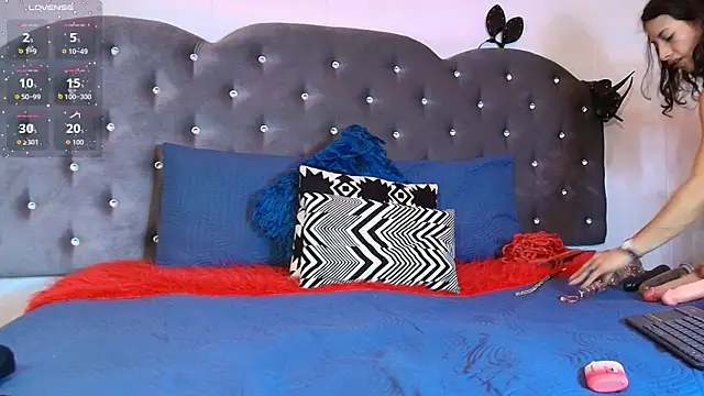 Lia Valmont online show from December 4, 2025, 12:15 pm