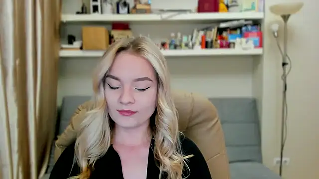 Kara Smith  online show from October 4, 2025, 10:44 pm