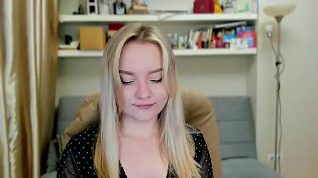 Kara Smith  online show from September 18, 2025, 10:02 pm