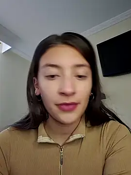 Snapshot of HOLY_DOLL chatting on October 7, 2025, 8:43 pm HOLY DOLL online show from October 7, 2025, 8:43 pm