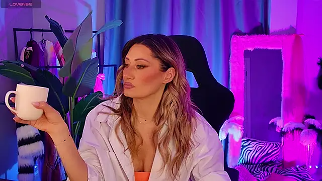 SarahAlluring online show from April 6, 2026, 3:46 pm