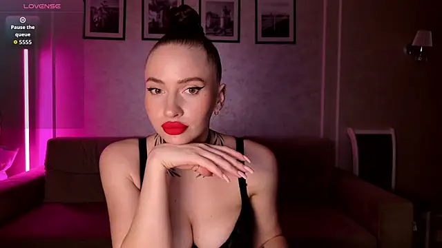  moon girl 18 online show from February 15, 2026, 4:39 pm