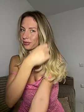 Snapshot of VelvetVabe chatting on October 3, 2025, 8:21 pm VelvetVabe online show from October 3, 2025, 8:21 pm