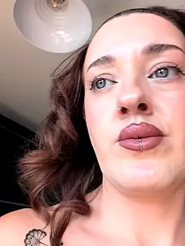 Petite Juicy Olive online show from July 6, 2026, 1:29 pm