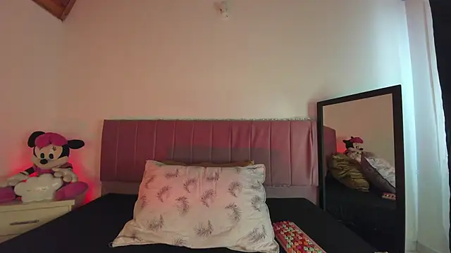 kitty-kryss online show from September 10, 2025, 1:10 pm