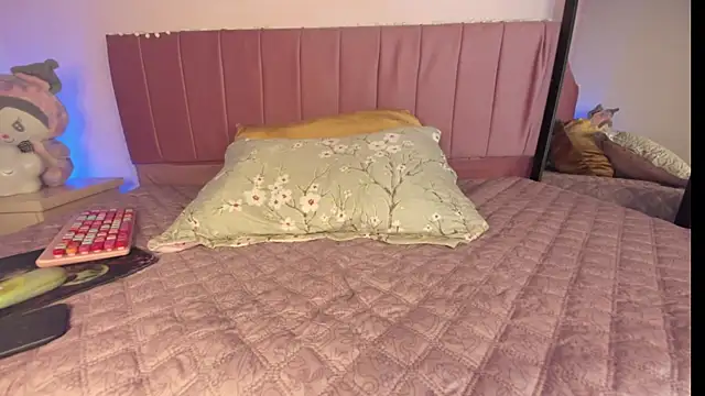 kitty-kryss online show from October 22, 2025, 2:05 pm