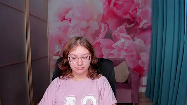 AngelinaLow online show from November 4, 2025, 12:31 pm