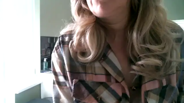 MissHoneyPenny online show from May 22, 2026, 9:51 am