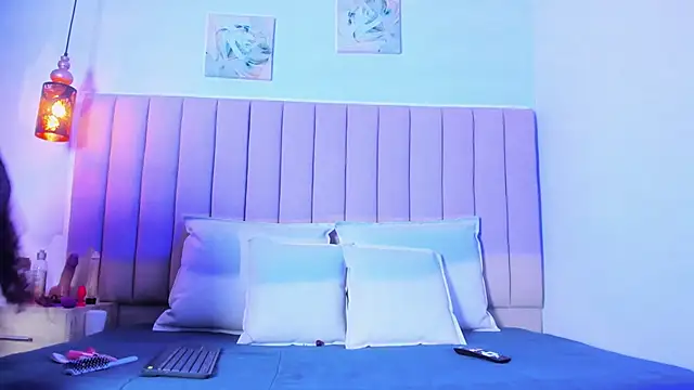 NicoleMadrird online show from November 11, 2025, 7:52 pm