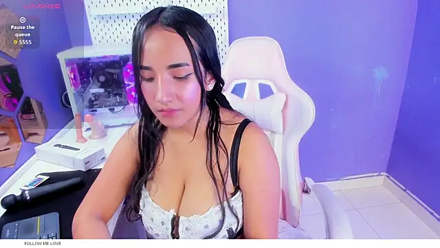 Alice 26  online show from November 14, 2025, 1:59 pm