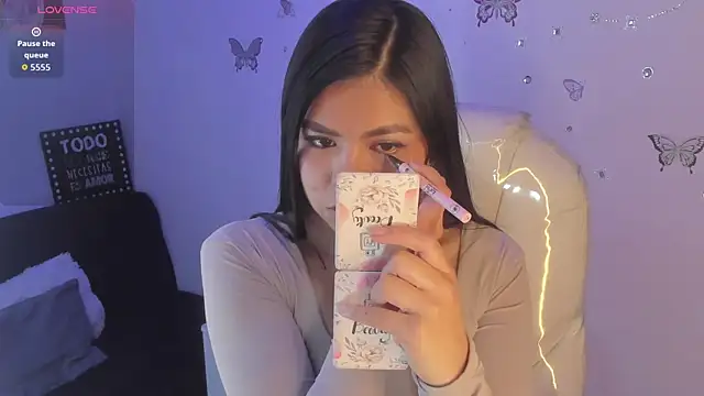 Pretty Johnson  online show from April 12, 2026, 11:57 am