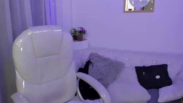 Pretty Johnson  online show from December 4, 2025, 11:42 am