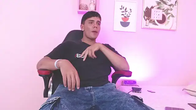 Snapshot of Alex_Coxx chatting on March 17, 2025, 8:19 pm Alex Coxx online show from March 17, 2025, 8:19 pm