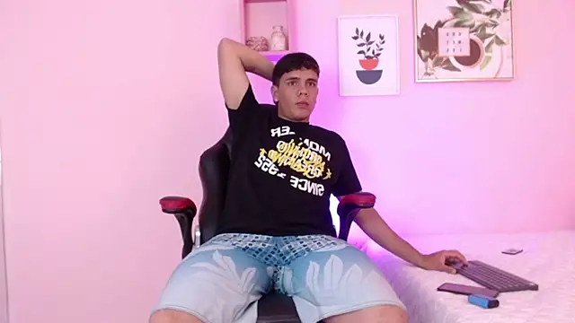 Snapshot of Alex_Coxx chatting on March 19, 2025, 8:11 pm Alex Coxx online show from March 19, 2025, 8:11 pm