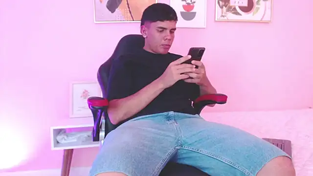 Snapshot of Alex_Coxx chatting on March 12, 2025, 9:35 pm Alex Coxx online show from March 12, 2025, 9:35 pm