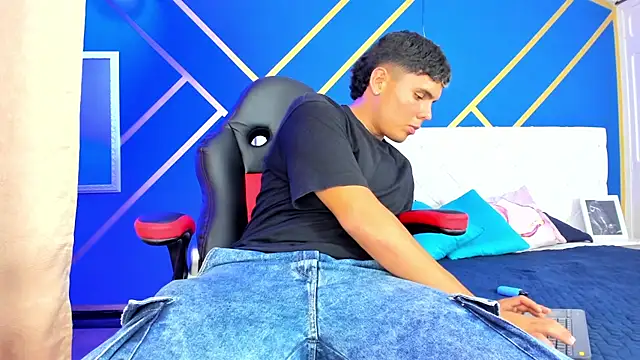 Snapshot of Alex_Coxx chatting on March 16, 2025, 8:21 pm Alex Coxx online show from March 16, 2025, 8:21 pm