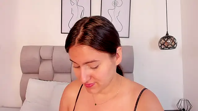 Hanna Evans   online show from November 14, 2025, 12:31 pm