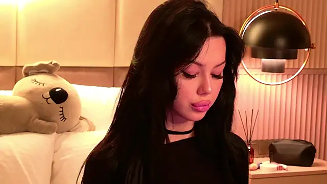 Leya Foxhall online show from November 25, 2025, 12:05 pm