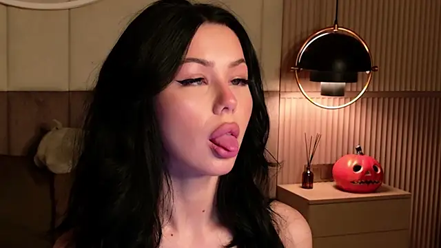 Leya Foxhall online show from October 21, 2025, 10:47 am