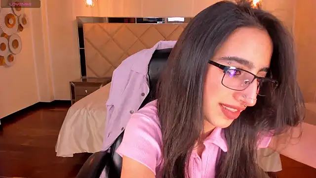 LarisaSmirnov online show from December 18, 2025, 4:06 am