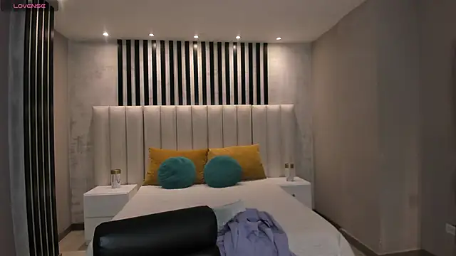 MaiaCollins online show from November 24, 2025, 6:41 pm