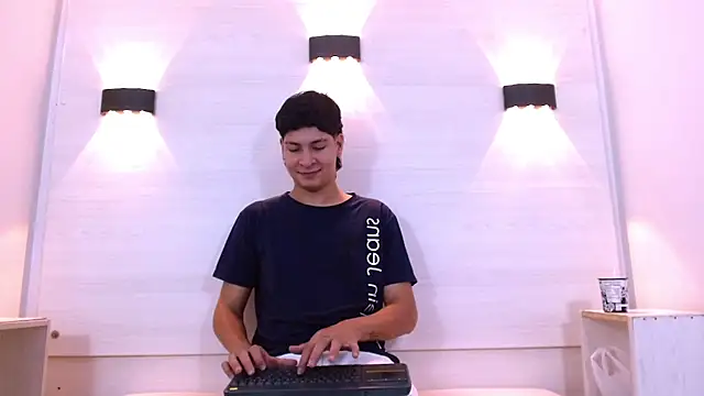 Jhojan twink online show from November 22, 2025, 1:10 pm