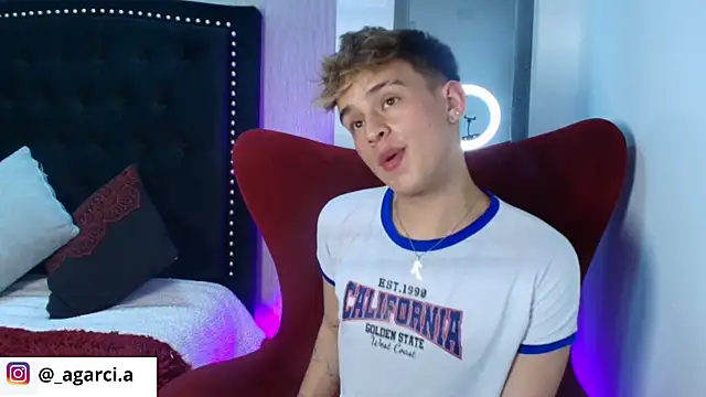 Snapshot of LiamWildx20 chatting on September 30, 2025, 5:02 am LiamWildx20 online show from September 30, 2025, 5:02 am